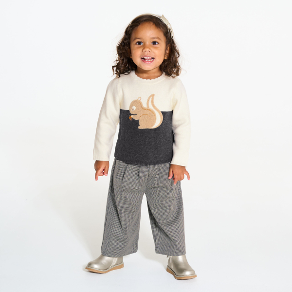 بلوفر منسوج من الصوف الناعم باللون الأبيض، ومنمق برسمة لسنجاب، للفتيات الصغيرات